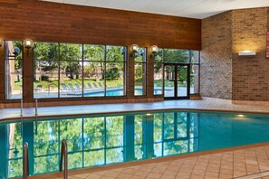 Una piscina cubierta, una piscina al aire libre de temporada