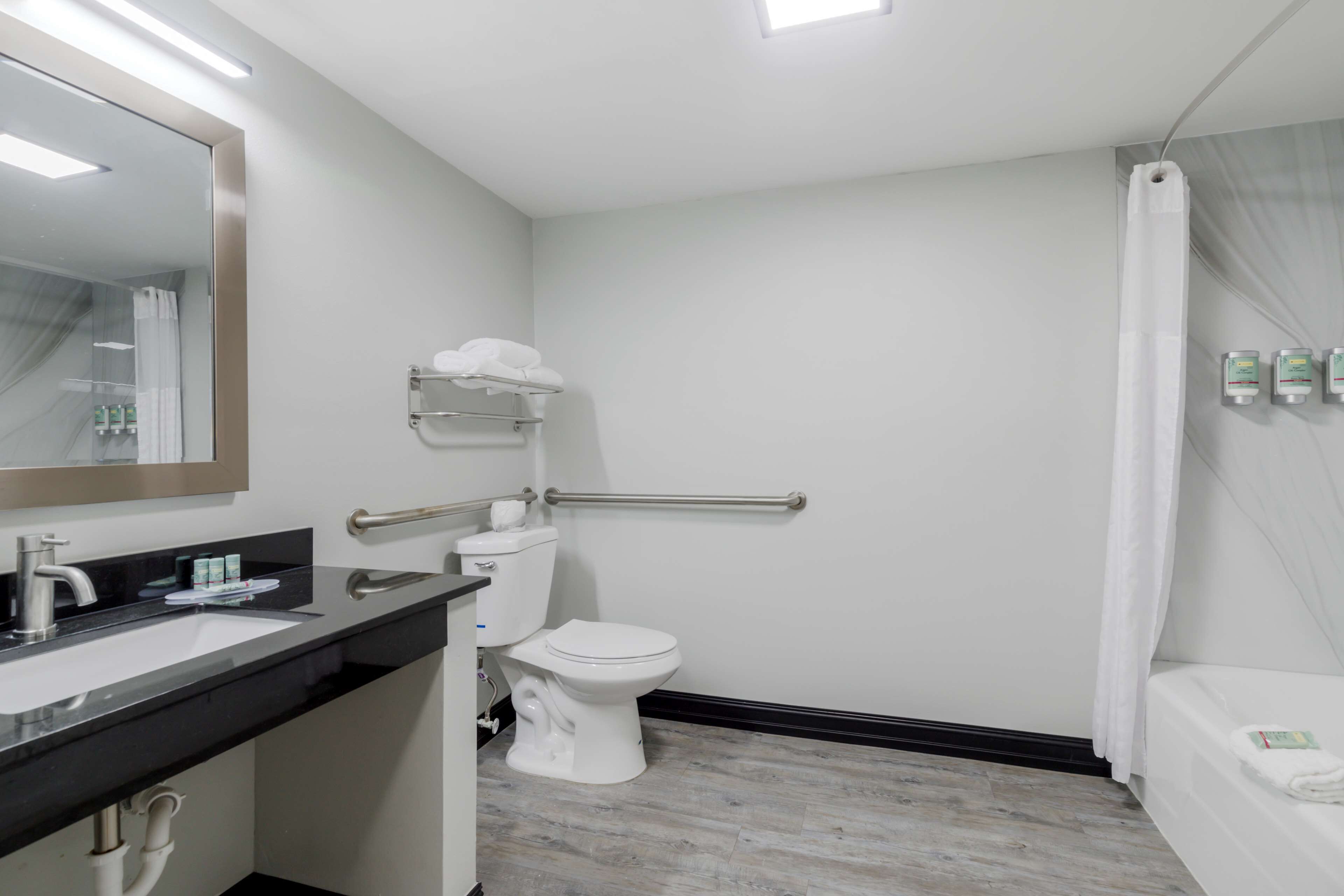 combined shower/bathtub, eco-friendly toiletries, hair dryer, towels