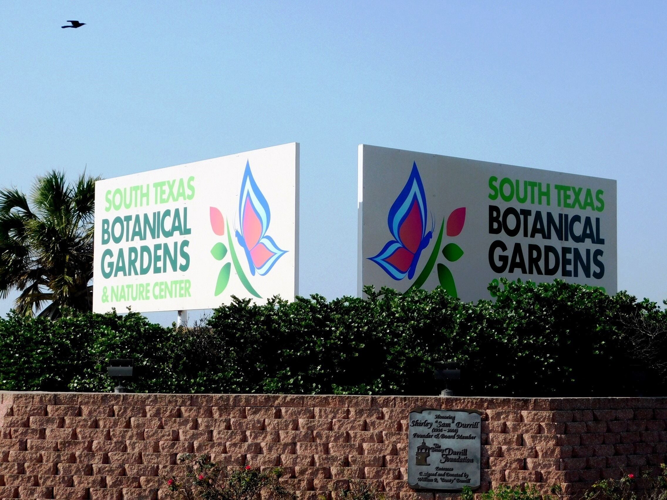Twee borden voor South Texas Botanical Gardens & Nature Center.