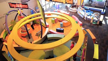 Un área de juegos infantiles con varios niveles y estructuras coloridas.