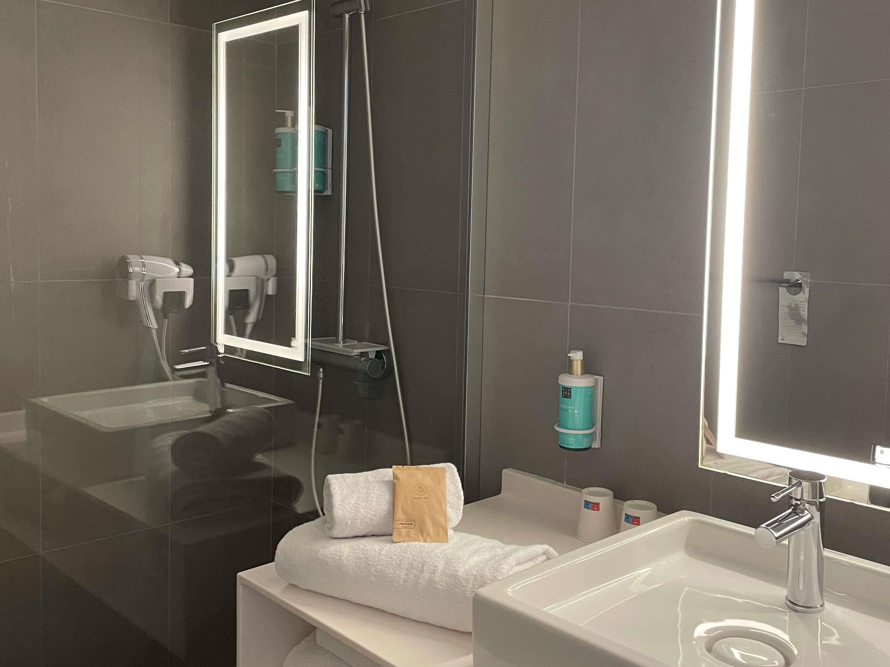 Ropa de cama de alta calidad y minibar 