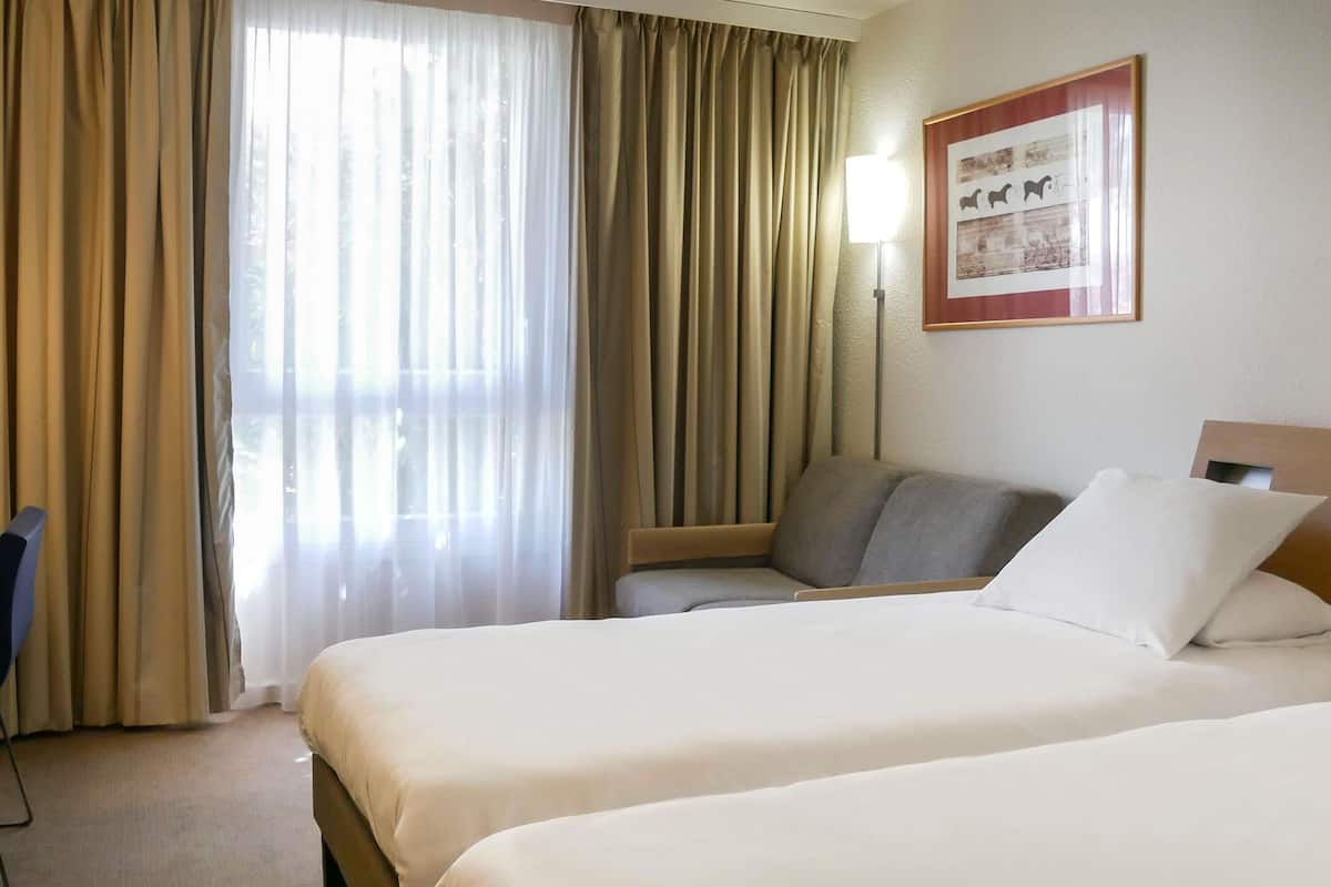 Habitación clásica, varias camas | Ropa de cama de alta calidad y minibar