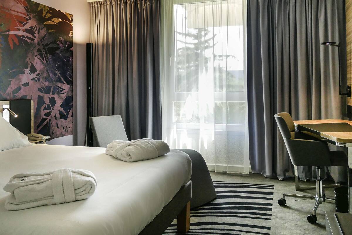 Executive Room, 1 Double Bed | Premium bedding, minibar, in-room safe, desk