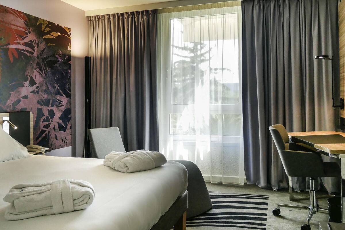 executive room, 1 double bed | premium bedding, minibar, in-room safe, desk