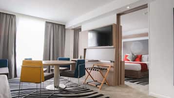 Seprai premium, minibar, brankas, dan meja kerja