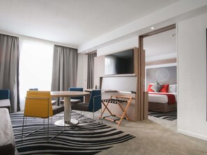 Luxe beddengoed, een minibar, een kluis op de kamer, een bureau