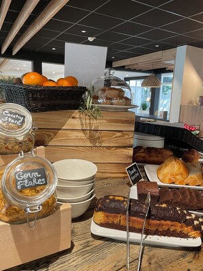 Se ofrece un desayuno bufé todos los días (17.50 EUR por persona)