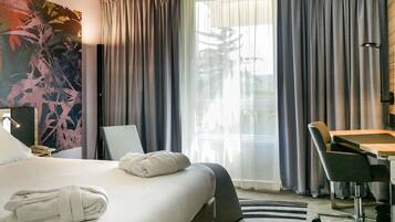 Habitación ejecutiva, 1 cama doble | Ropa de cama de alta calidad, minibar, caja fuerte y escritorio