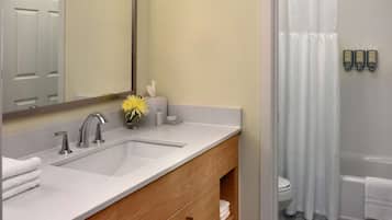 Articles de toilette gratuits, sĂšche-cheveux, serviettes fournies