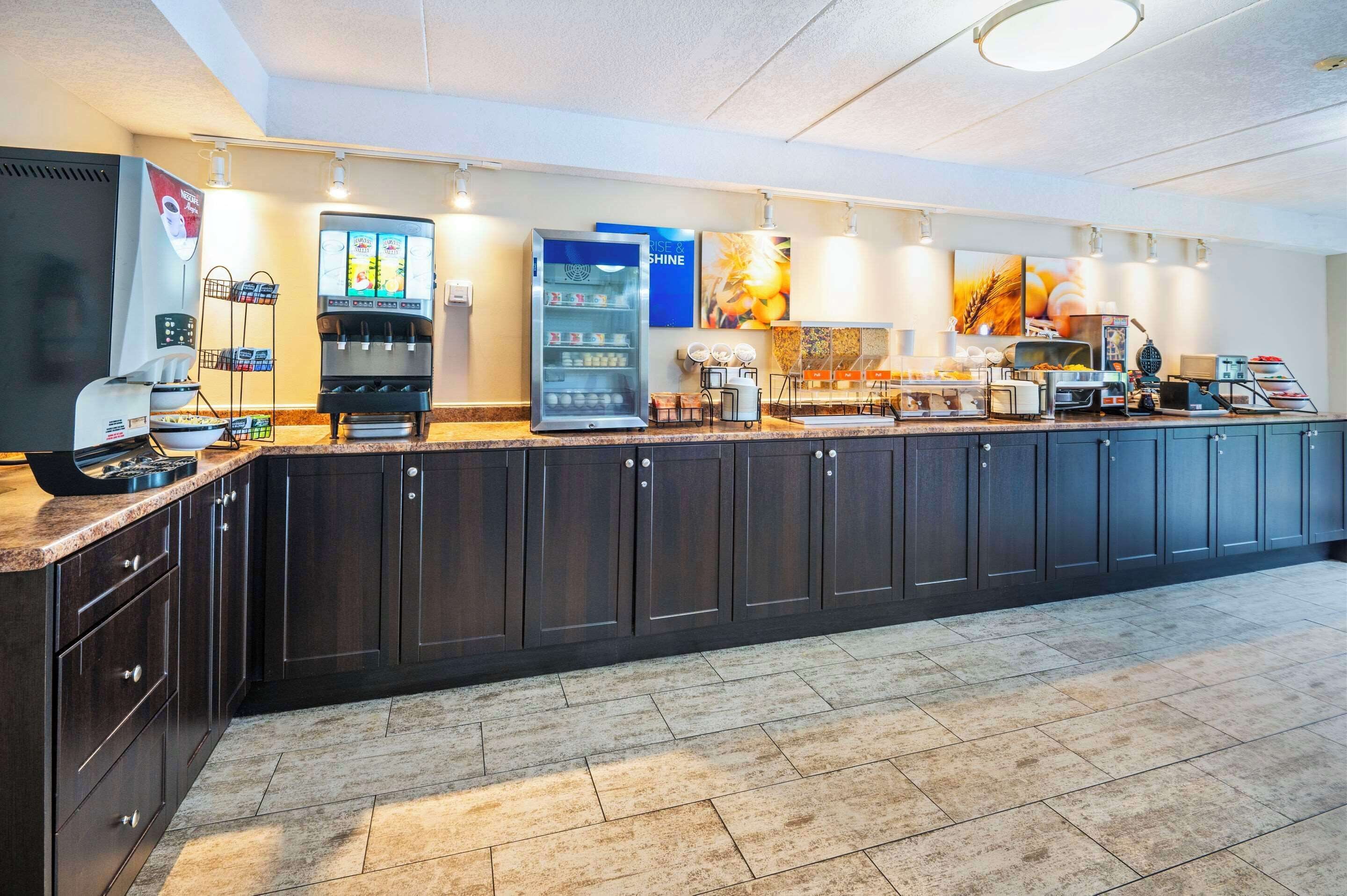 free buffet breakfast