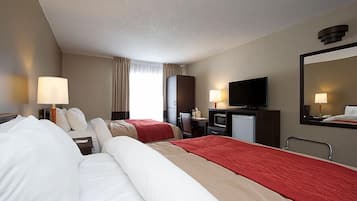 Escritorio, cortinas blackout y tabla de planchar con plancha