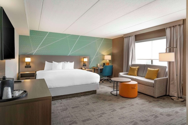 Escritorio, tabla de planchar con plancha, cunas gratuitas y wifi gratis