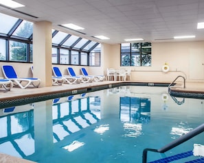 Piscine couverte, accès possible de 08 h 00 à 19 h 30, chaises longues