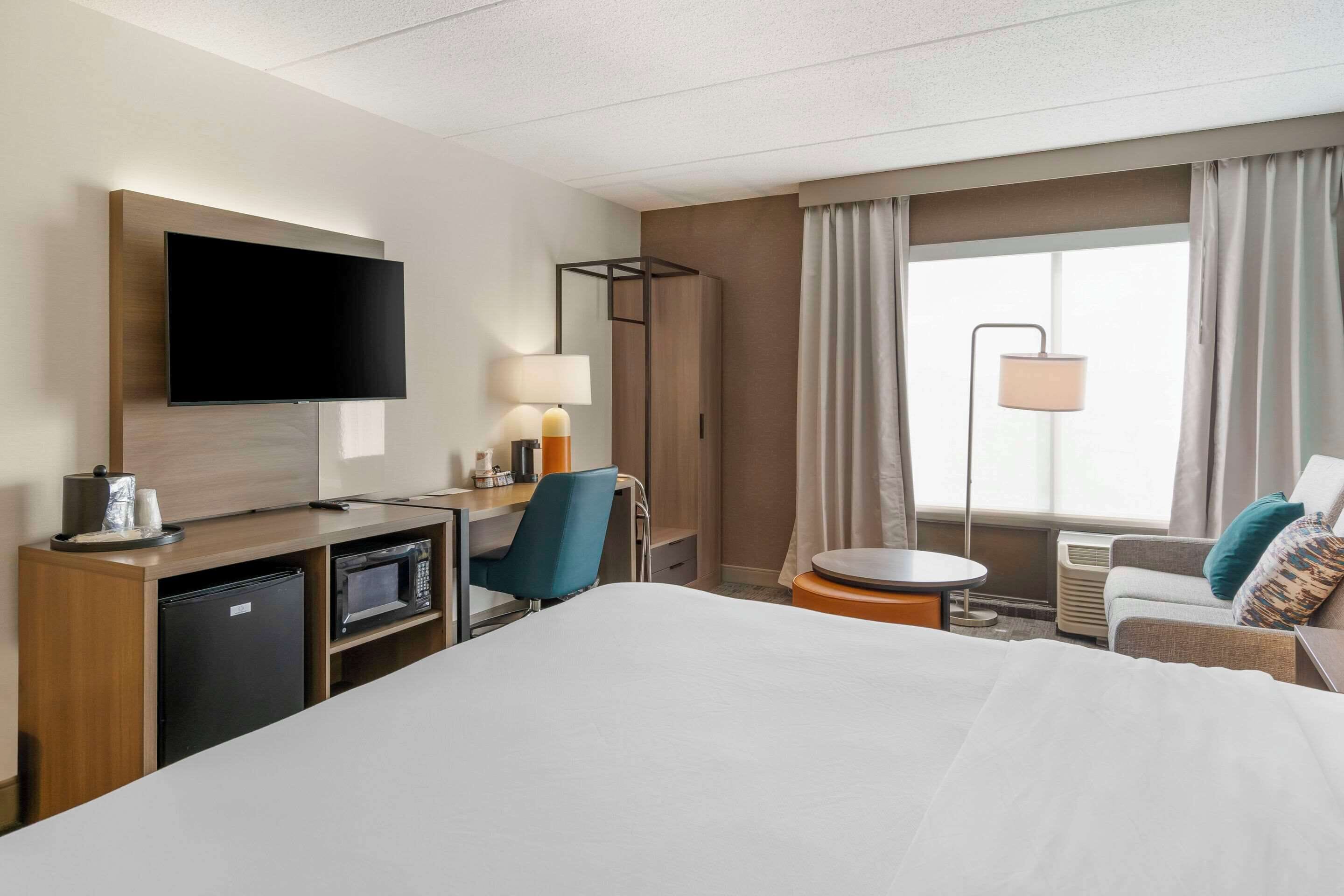 standard room, 1 king bed, non smoking (jacuzzi tub) | desk, iron/ironing board, free cots/infant beds, free wifi