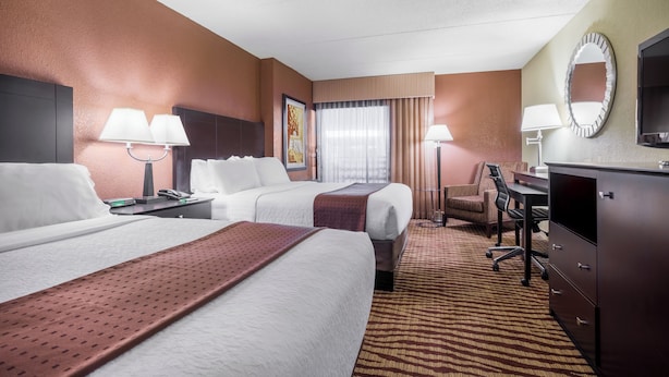 Down comforters, in-room safe, desk, iron/ironing board
