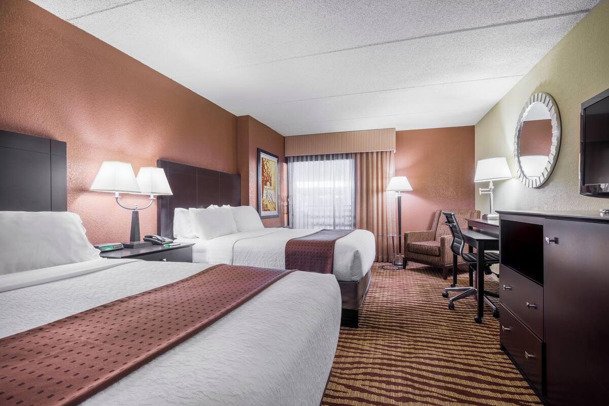 Down comforters, in-room safe, desk, iron/ironing board