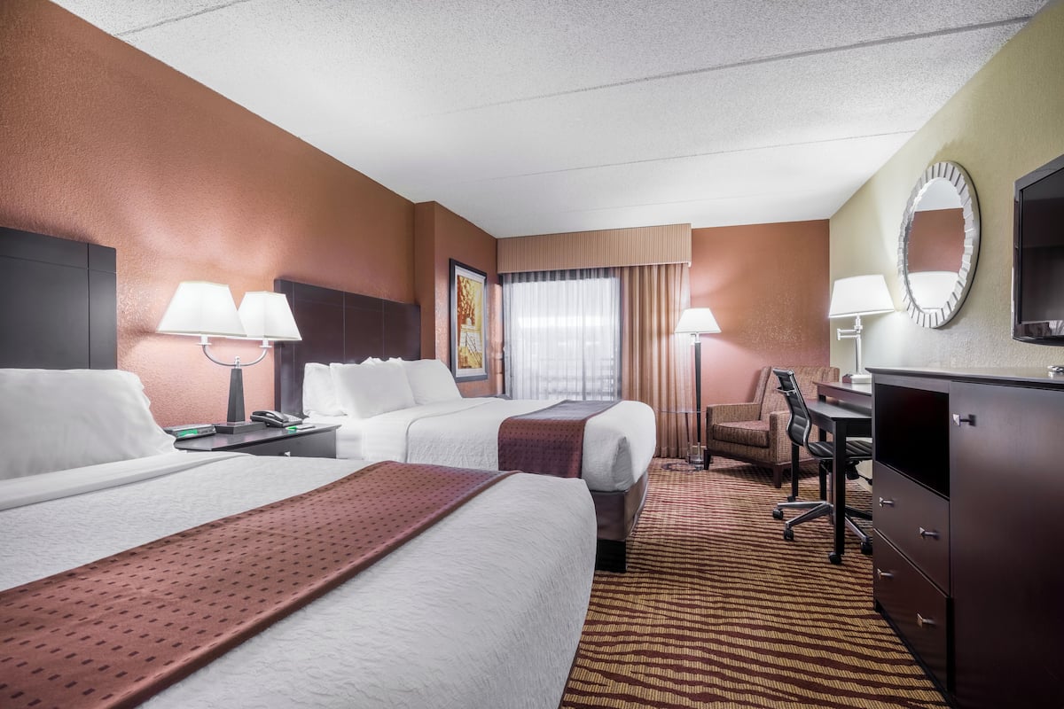 Down comforters, in-room safe, desk, iron/ironing board