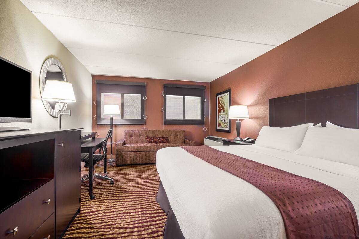 Down comforters, in-room safe, desk, iron/ironing board