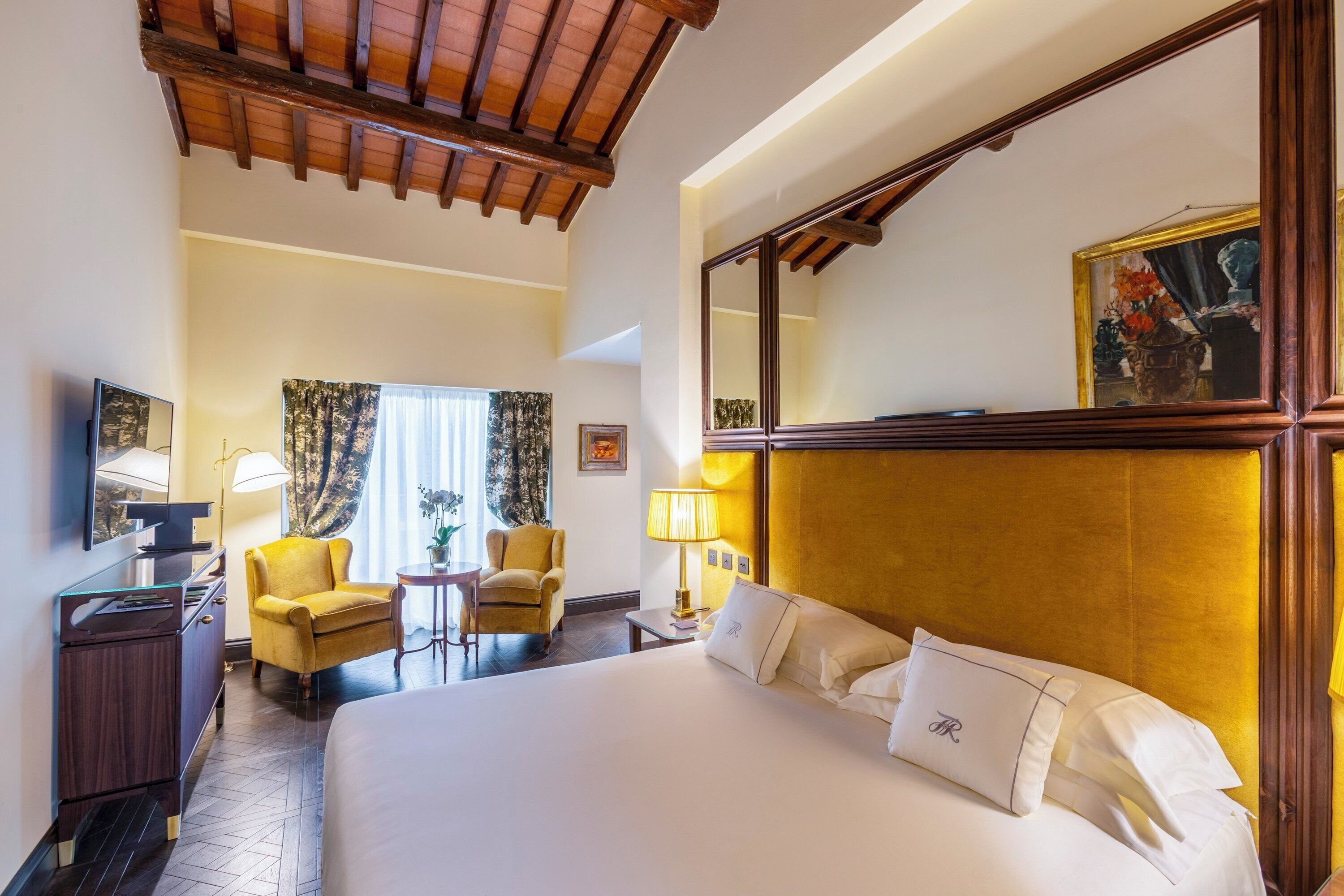 Suite, terrasse | Sengetøy av topp kvalitet, dundyner, minibar og safe på rommet