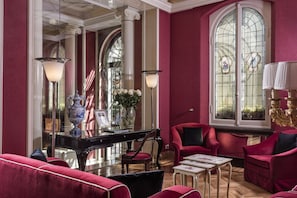 Lobby lounge