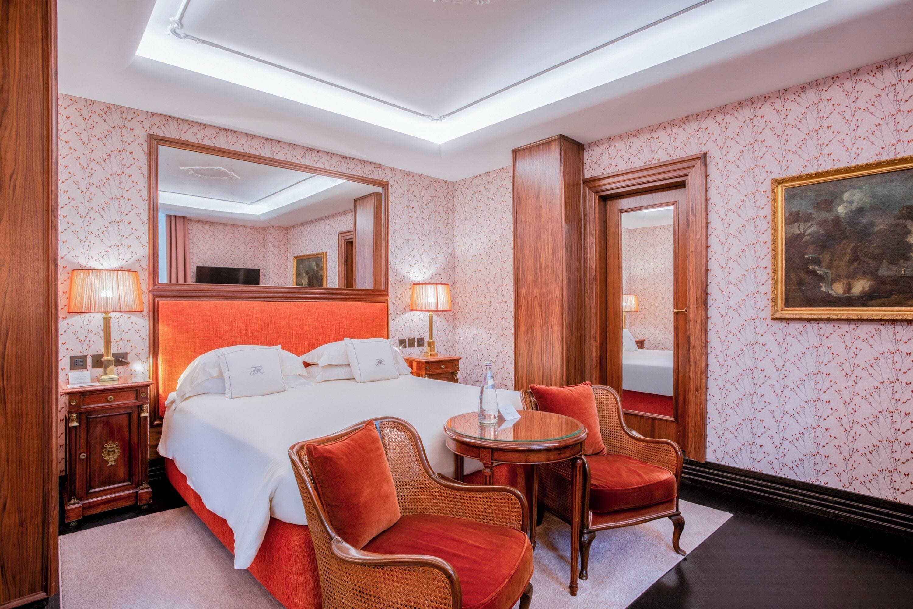 Ropa de cama de alta calidad, cubrecamas y minibar 