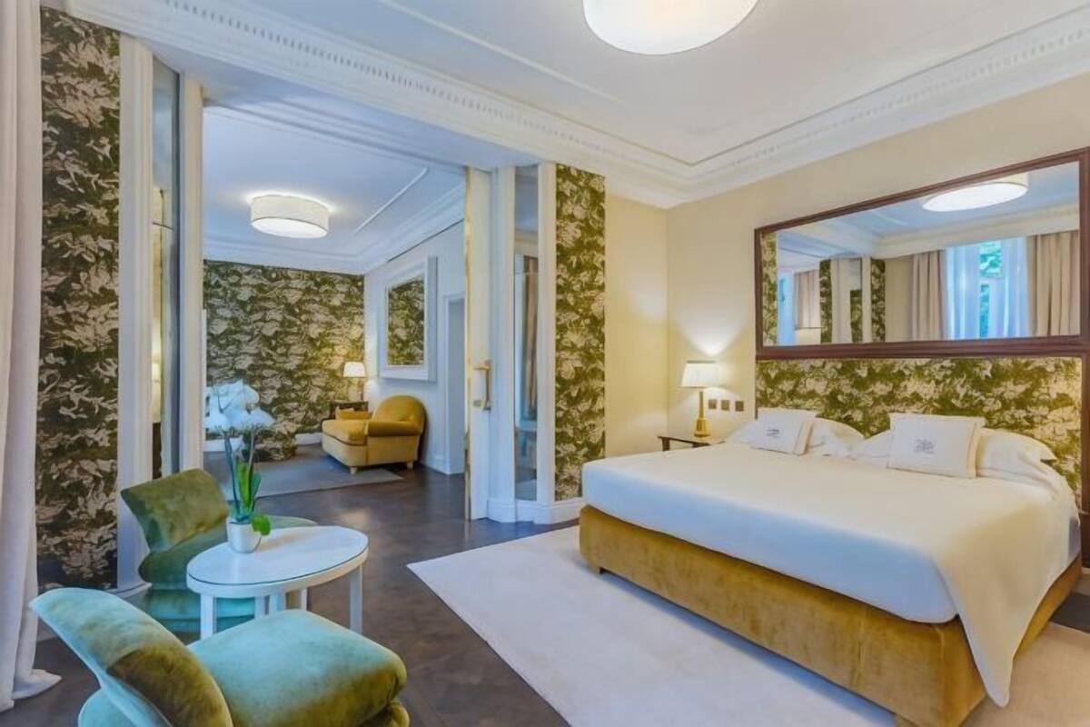 Premium bedding, down comforters, minibar, in-room safe