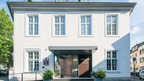 A white building with a sign for "Stadtpalais Hotel" and a rating of four stars. - Best Western Plus Hotel StadtPalais (Braunschweig)