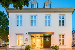 A hotel with a classic facade, large windows, and a modern entrance. - Best Western Plus Hotel StadtPalais (Braunschweig)