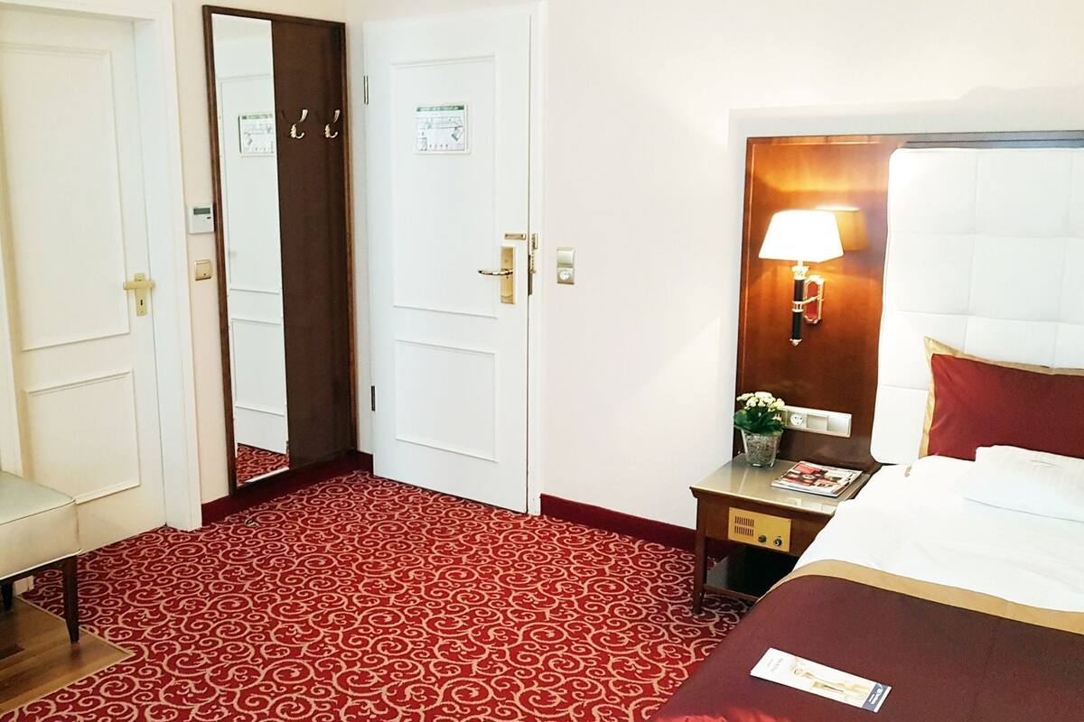 客房內保險箱、書桌、遮光布/窗簾、隔音
