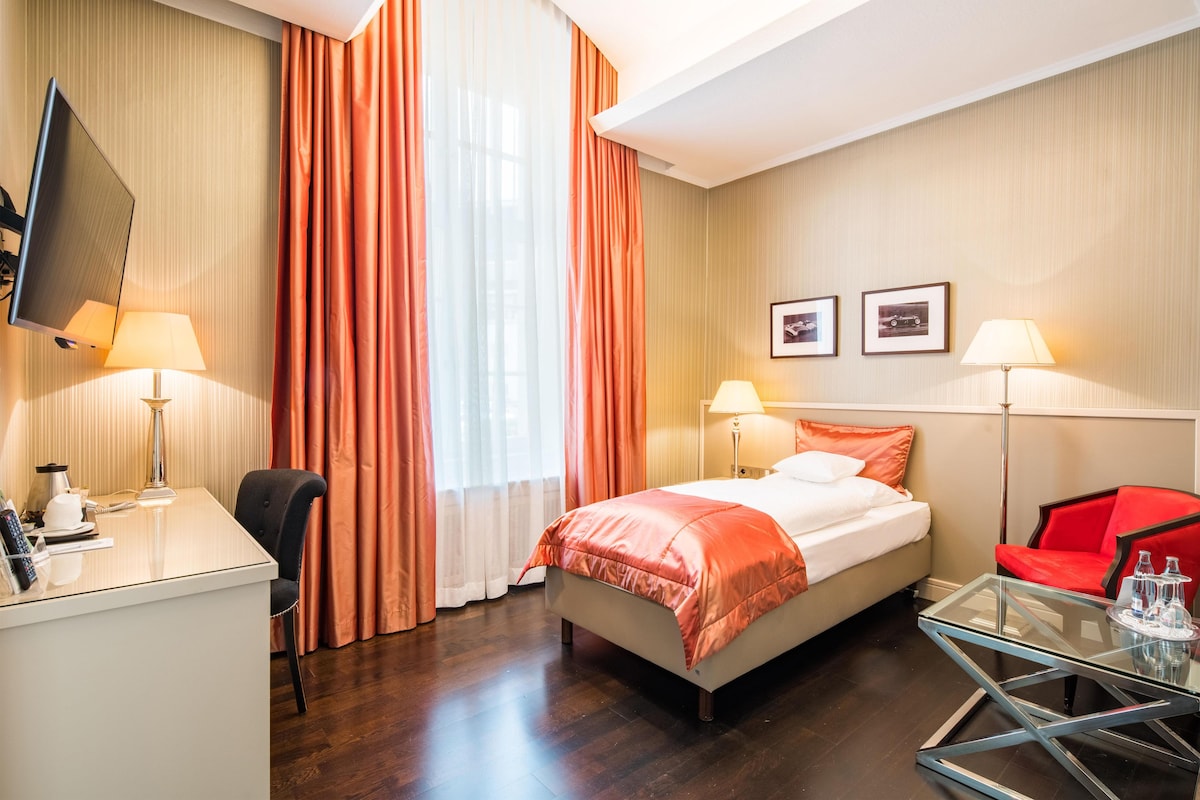 Deluxe Room, 1 Twin Bed (Larger Room) | In-room safe, desk, blackout drapes, soundproofing