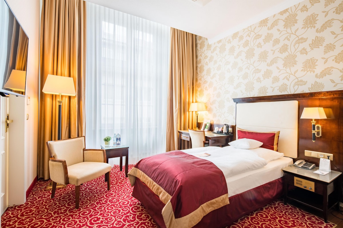 Standard Room, 1 Twin Bed | In-room safe, desk, blackout drapes, soundproofing