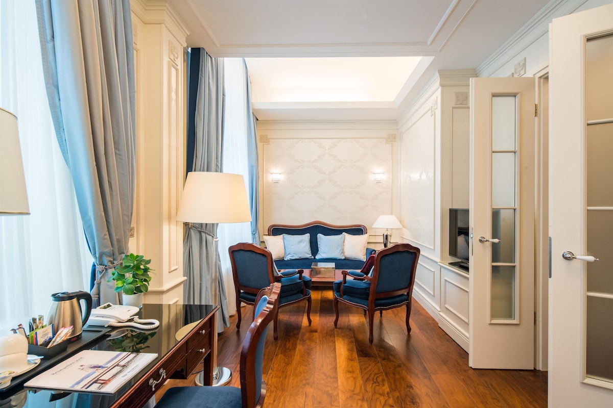 Suite, 1 Double Bed | In-room safe, desk, blackout drapes, soundproofing