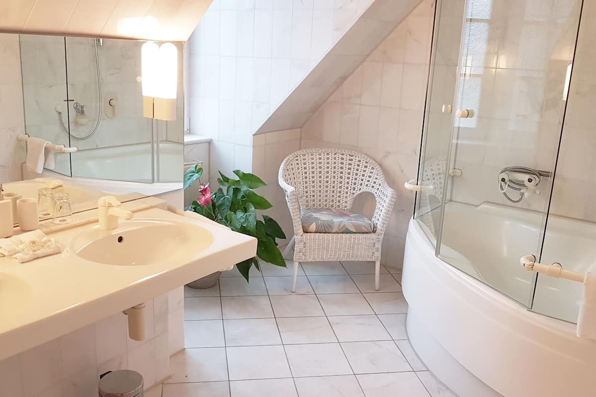 junior suite, 1 double bed | bathroom | shower, free toiletries, hair dryer, towels