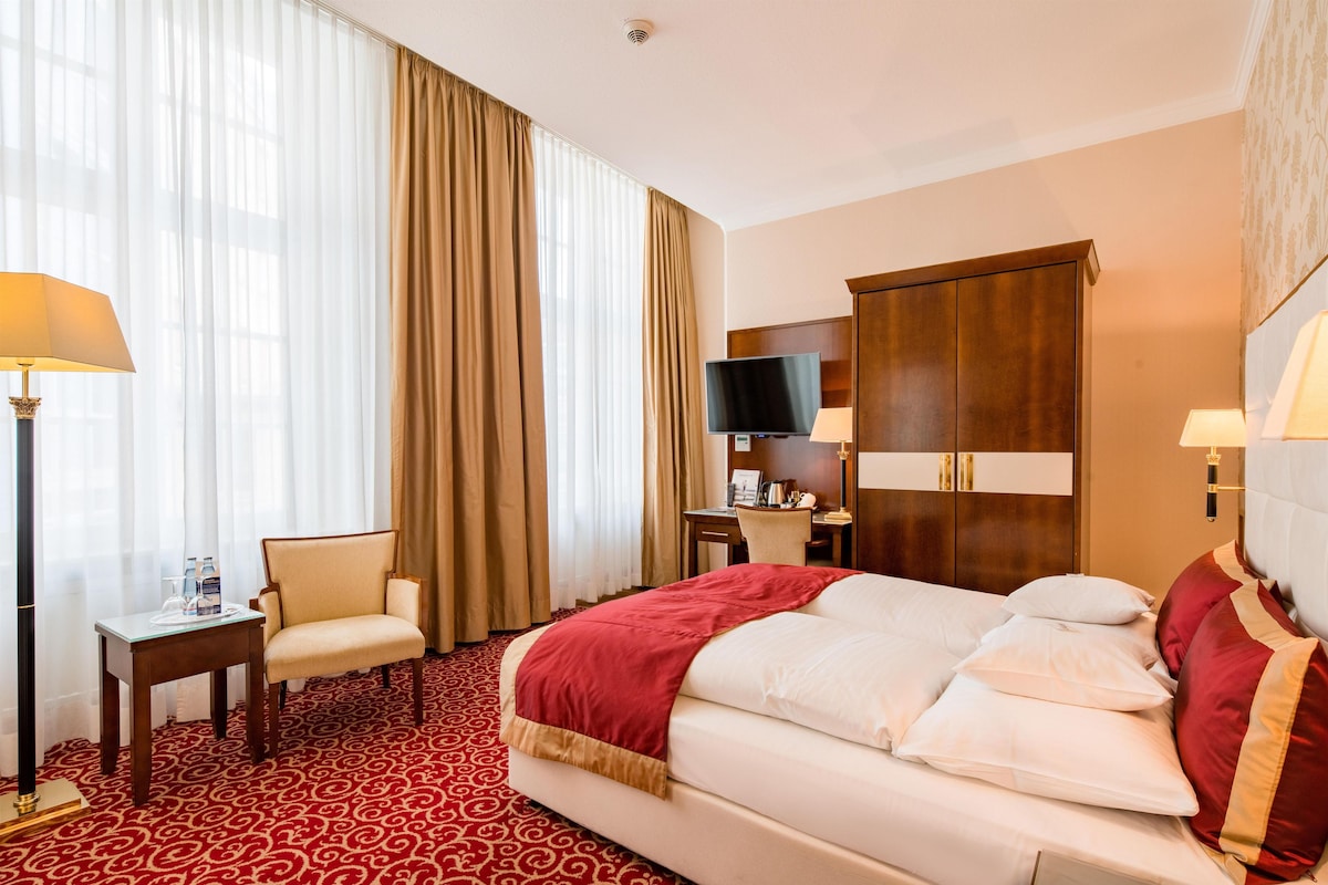 Standard Room, 1 Double Bed | In-room safe, desk, blackout drapes, soundproofing