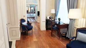 1 dormitorio, caja fuerte, decoración individual y escritorio