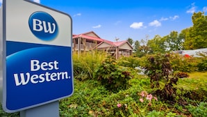 A sign for Best Western hotel with a red roof and surrounded by greenery. - Best Western Paris Inn (Paris)