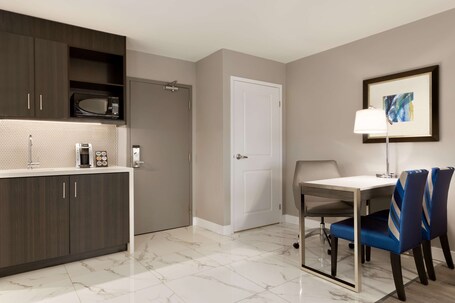 Embassy Suites by Hilton Toronto Airport - Image 48