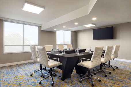 Embassy Suites by Hilton Toronto Airport - Image 29