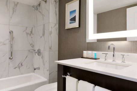 Embassy Suites by Hilton Toronto Airport - Image 58