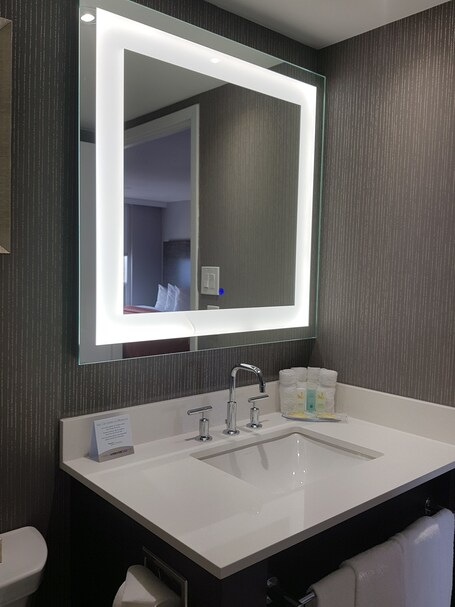 Embassy Suites by Hilton Toronto Airport - Image 61