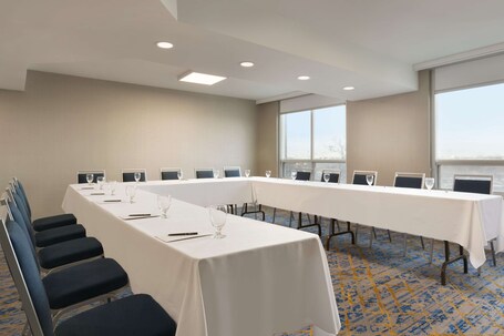 Embassy Suites by Hilton Toronto Airport - Image 32