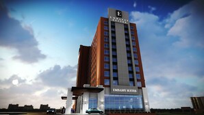 A tall building with the sign "Embassy Suites" on the facade. - Embassy Suites by Hilton Toronto Airport (Toronto)