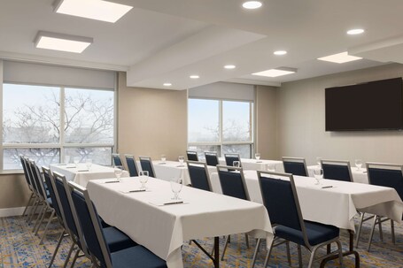 Embassy Suites by Hilton Toronto Airport - Image 31