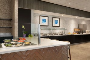 供应早餐、午餐和晚餐，美洲菜