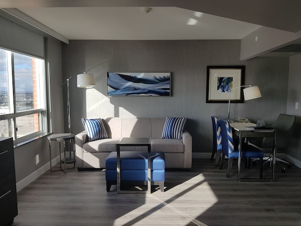 LCD TV - Embassy Suites by Hilton Toronto Airport (Toronto)