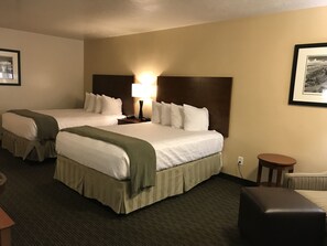 Chambre, 2 grands lits, accessible aux personnes à mobilité réduite (2 Queen Beds Walk-in Handrails) | Literie hypoallergénique, fer et planche à repasser