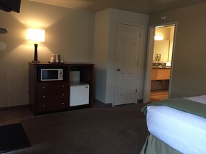 Deluxe Room, 2 Queen Beds (Premier 2 Queen Beds) | Hypo-allergenic bedding, iron/ironing board, travel crib, free WiFi