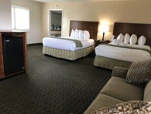 Kamer, Meerdere bedden, toegankelijk voor mindervaliden (H/A Roll-in 2 Queen Beds) | Hypoallergeen beddengoed, een strijkplank/strijkijzer, reisbedje