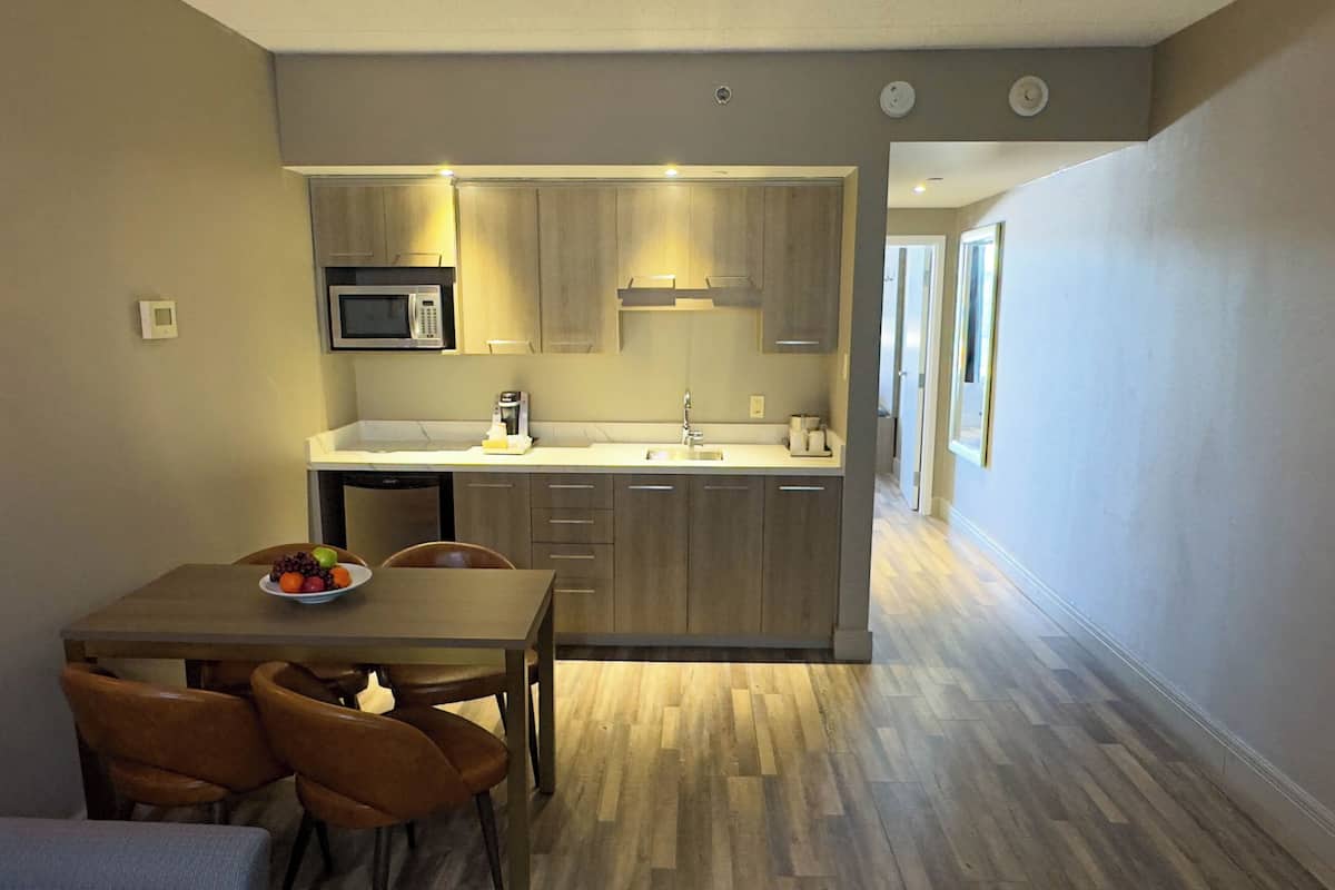 Suite, 1 lit double, accessible aux personnes à mobilité réduite, non-fumeurs | 1 chambre, coffres-forts dans les chambres, bureau