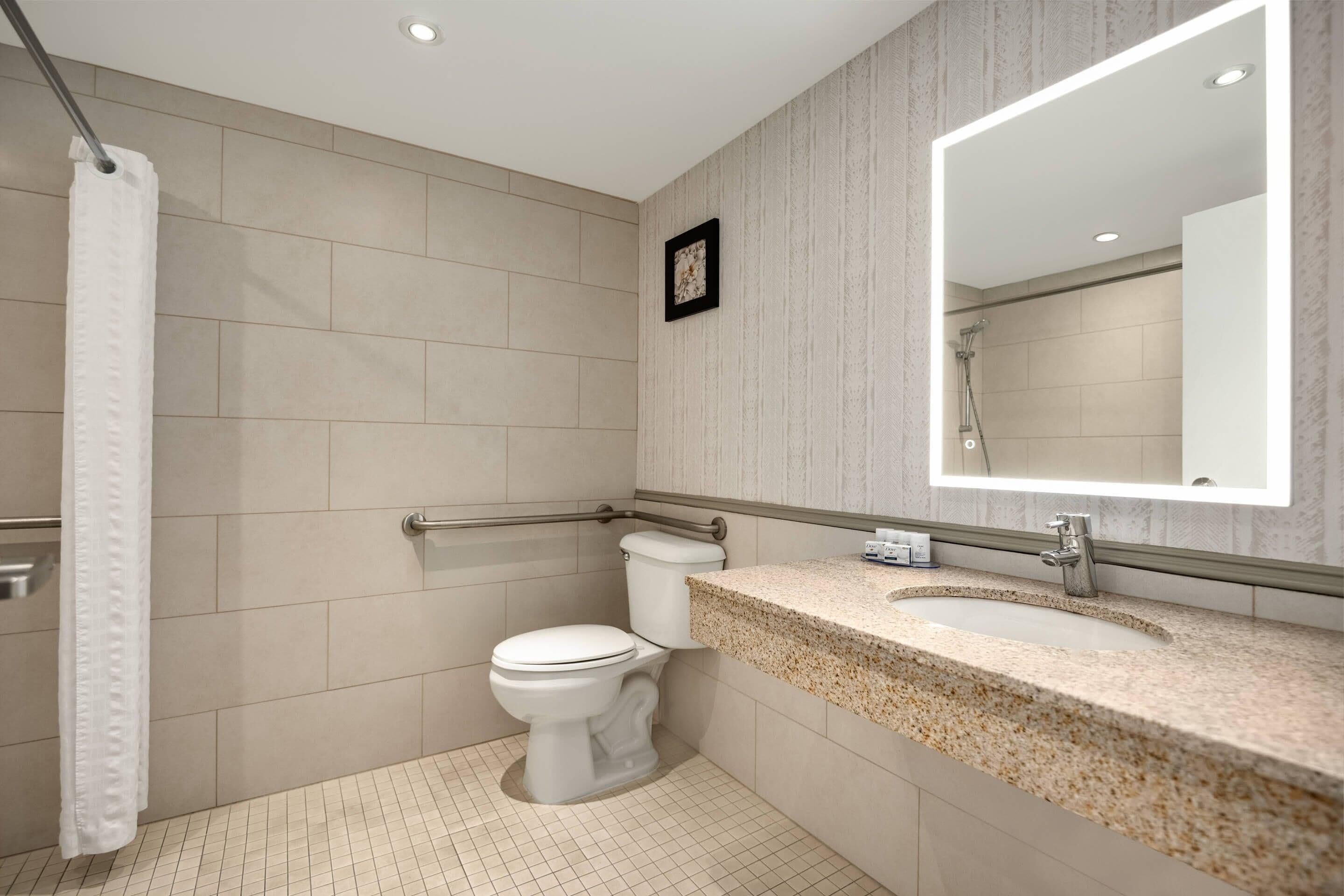 Ein modernes Badezimmer mit Toilette, Waschbecken und Dusche.